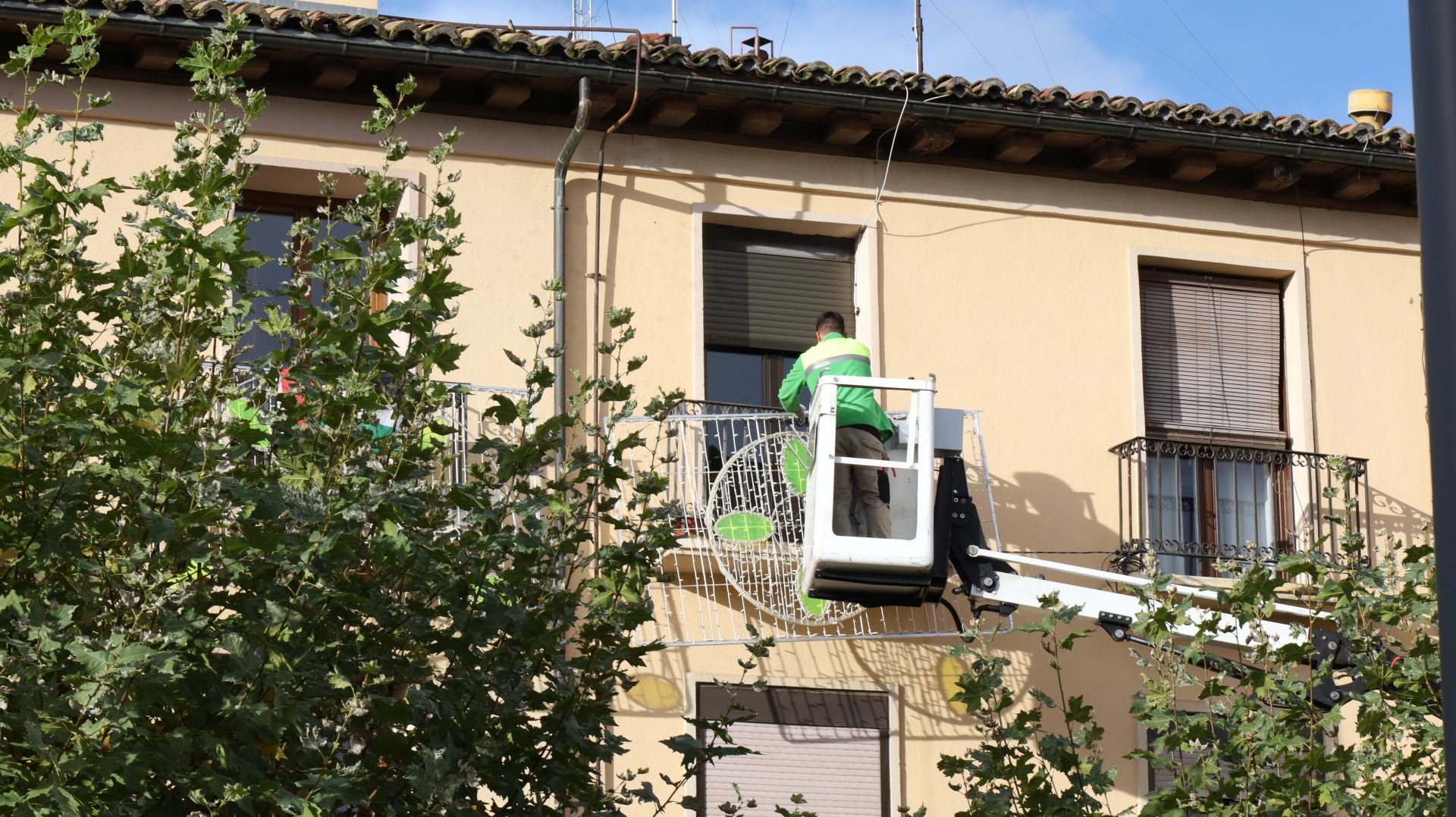 Palencia se acerca a la Navidad con la instalación de las luces