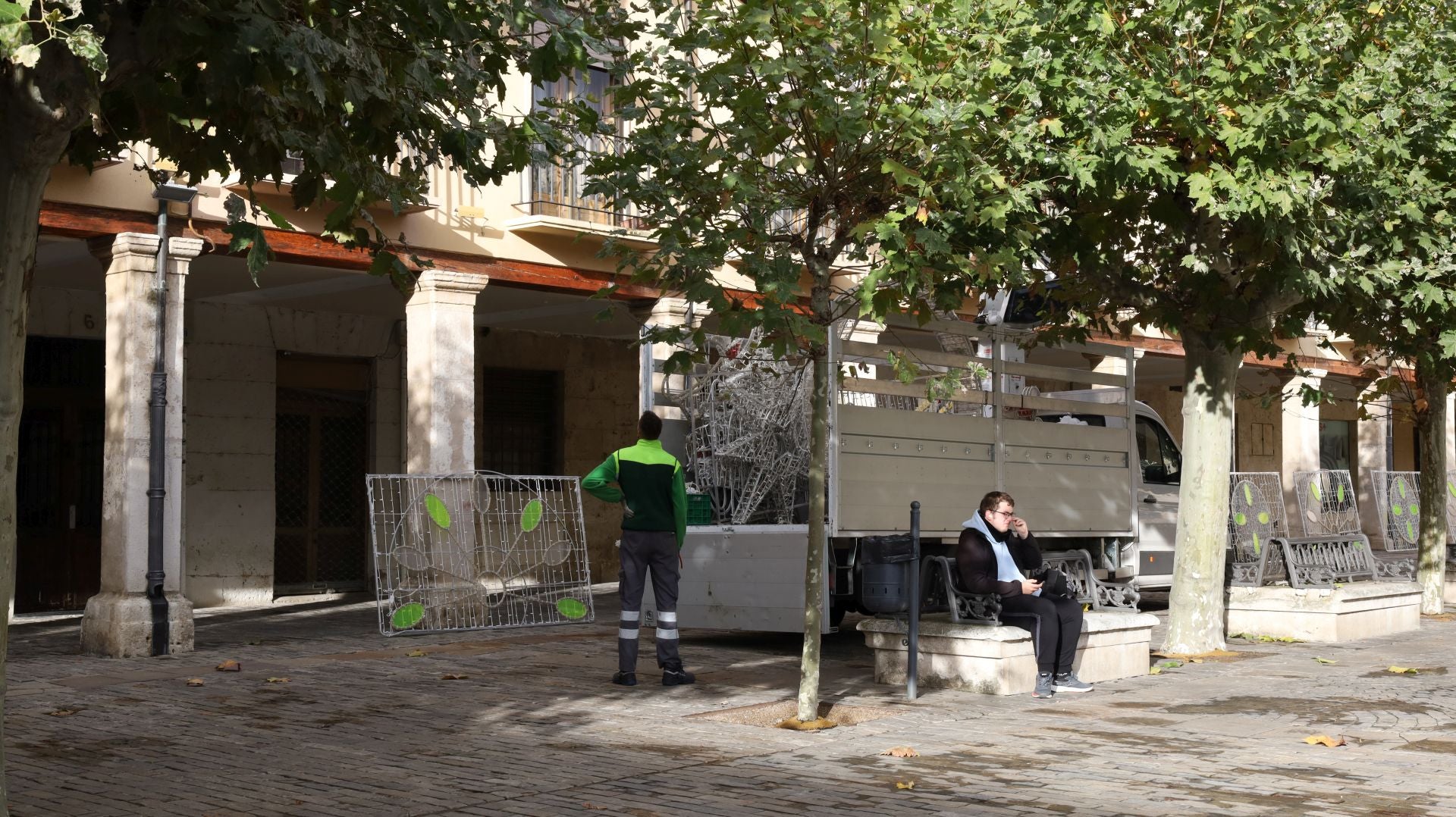 Palencia se acerca a la Navidad con la instalación de las luces
