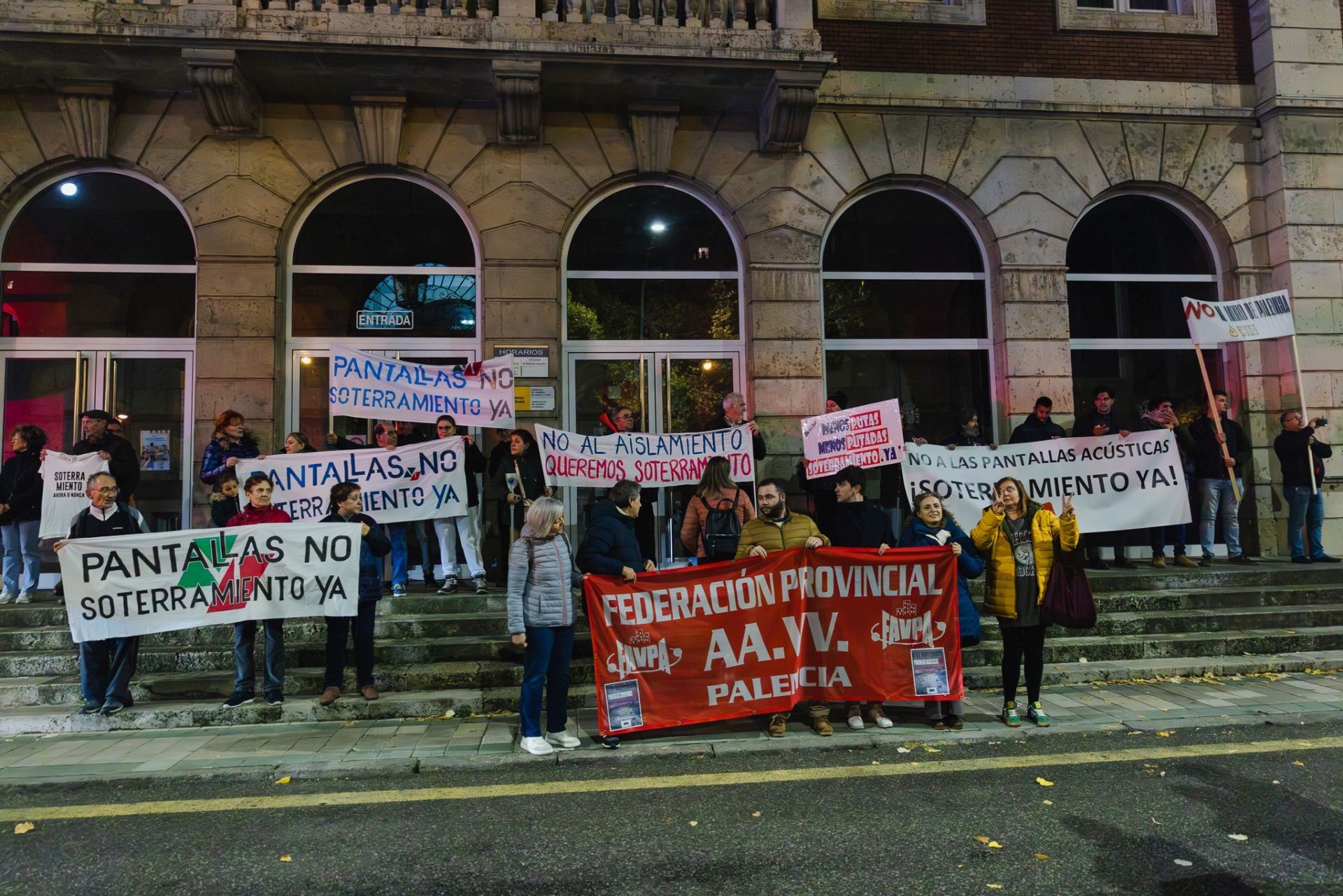 Palencia sale a la calle para protestar por las pantallas acústicas