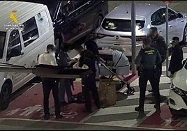 Momento en el que la Guardia Civil detiene al presunto autor de los hurtos.
