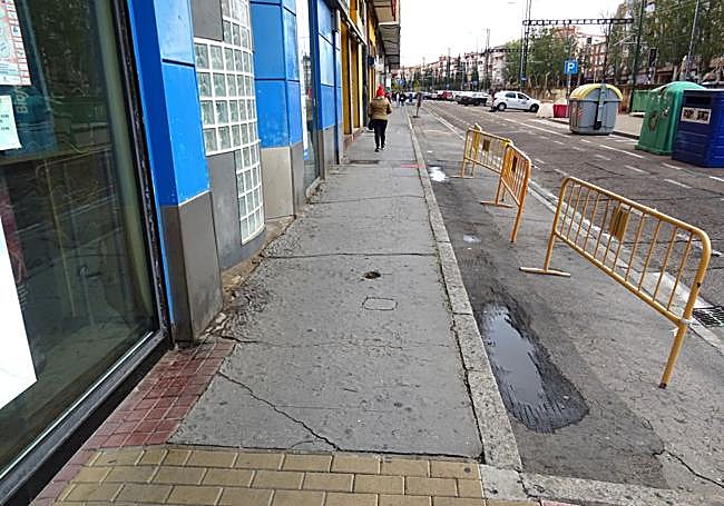 Aceras de brea de la calle Vía que se adoquinarán cuando concluyan las obras de Aquavall.