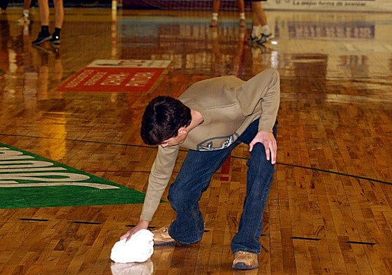Goteras en Huerta del Rey, año 2005, antes de que el ayuntamiento sellara la cubierta.