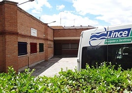 Una furgoneta del Grupo Lince en el patio de un colegio donde realiza trabajos de jardinería.