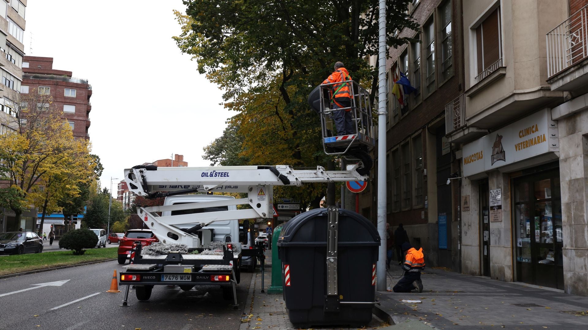 Palencia se acerca a la Navidad con la instalación de las luces