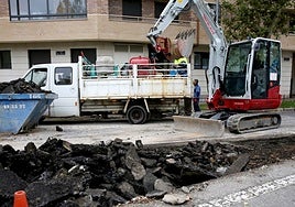 Trabajos de sellado en el lugar de la avería de la rotonda del Espolón.