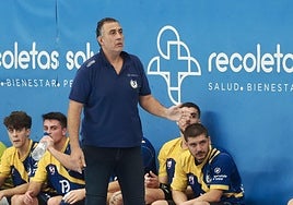 David Pisonero sigue desde la banda una acción de su equipo.