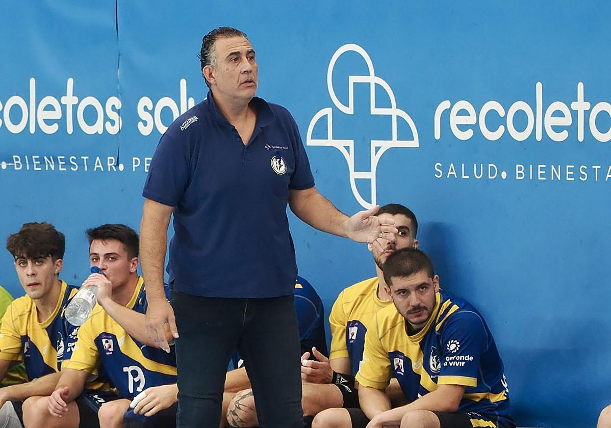 David Pisonero sigue desde la banda una acción de su equipo.