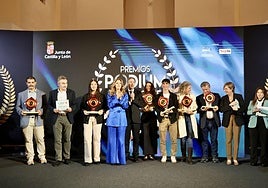 Foto de familia con los premiados en el Monasterio del Prado.