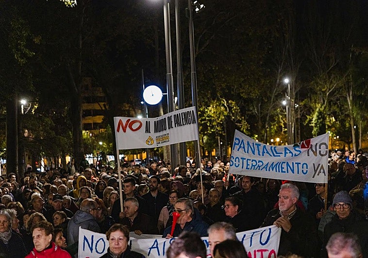 Participantes en la protesta, junto a la Subdelegación del Gobierno.