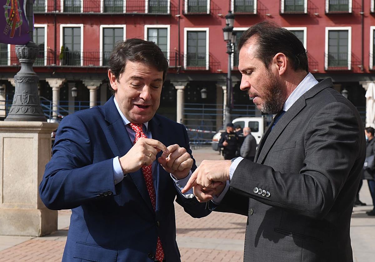 Alfonso Fernández Mañueco y Óscar Puente, en marzo de 2022, cuando el socialista era alcalde de Valladolid.