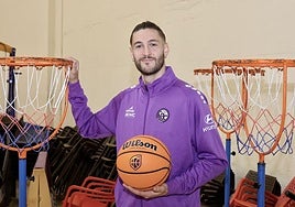 Edu Arqués posa en el frontón del polideportivo Pisuerga.