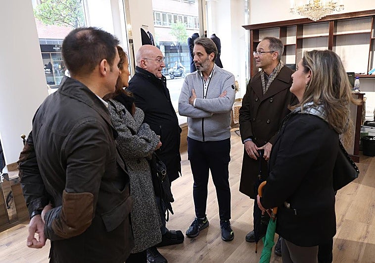 El alcalde de Valladolid, Jesús Julio Carnero, y el concejal de Comercio, Víctor Martín, conversan con uno de los comerciantes de Gamazo.
