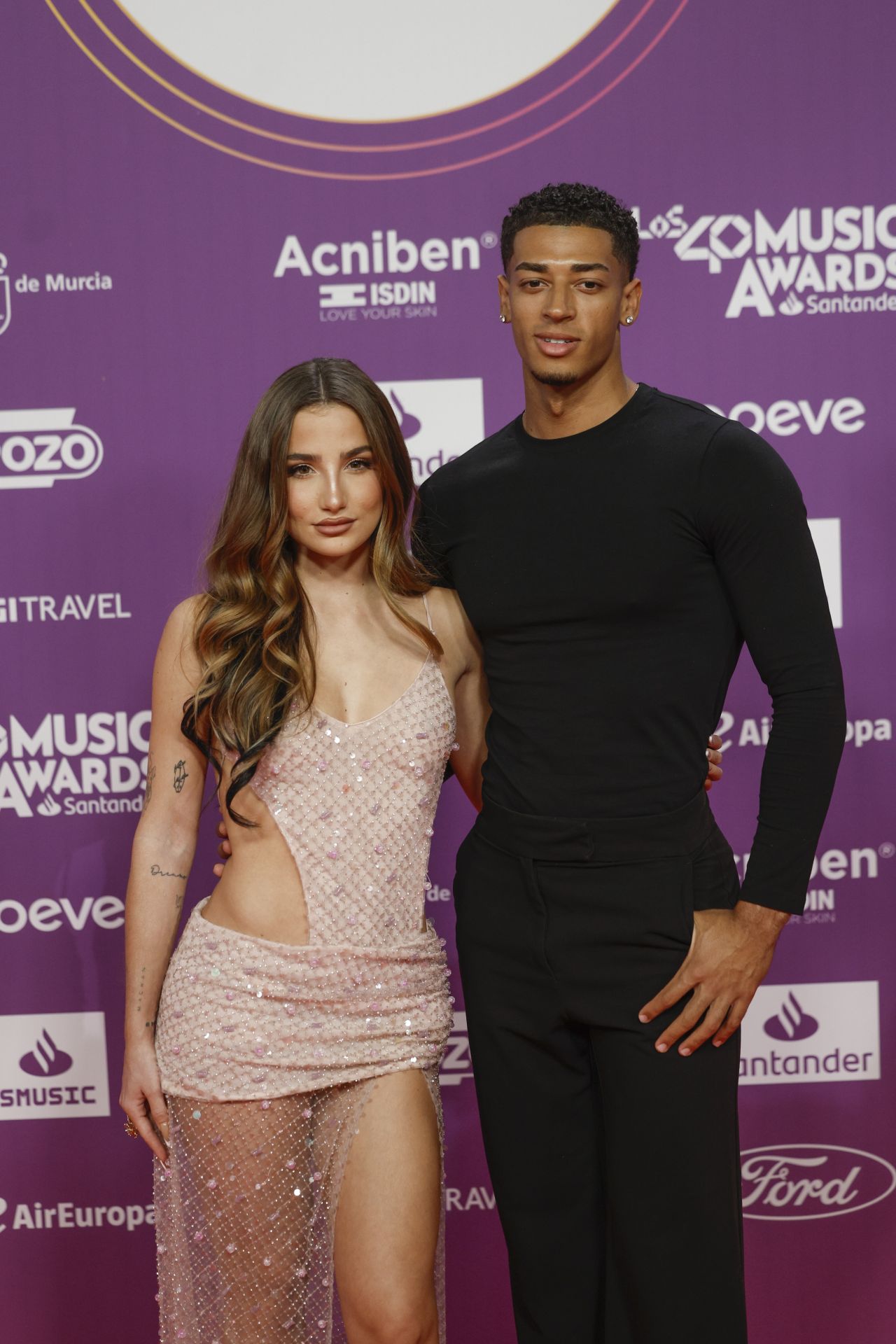 La creadora de contenido Sofía Surferss, a la izquierda de la foto.