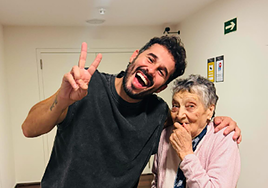 El artista Antoñito Molina junto a su fan más especial, la abuela Carmen.