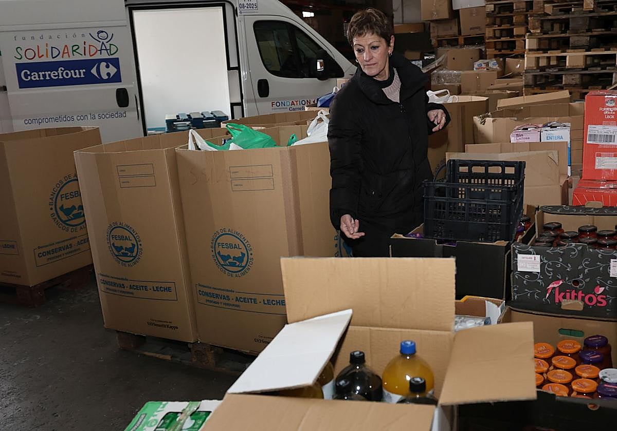 La secretaria del Banco de Alimentos, Rosa Ortega, coloca los pedidos en la sede.