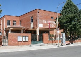 Acceso al colegio San Gil de Cuéllar.