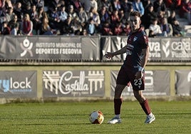 Diego Campo levanta la cabeza con el balón controlado durante un partido en La Albuera.