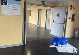 Cubos y toallas para recoger el agua de las goteras formadas este viernes en el acceso a hospitalización en el complejo asistencial de Segovia.
