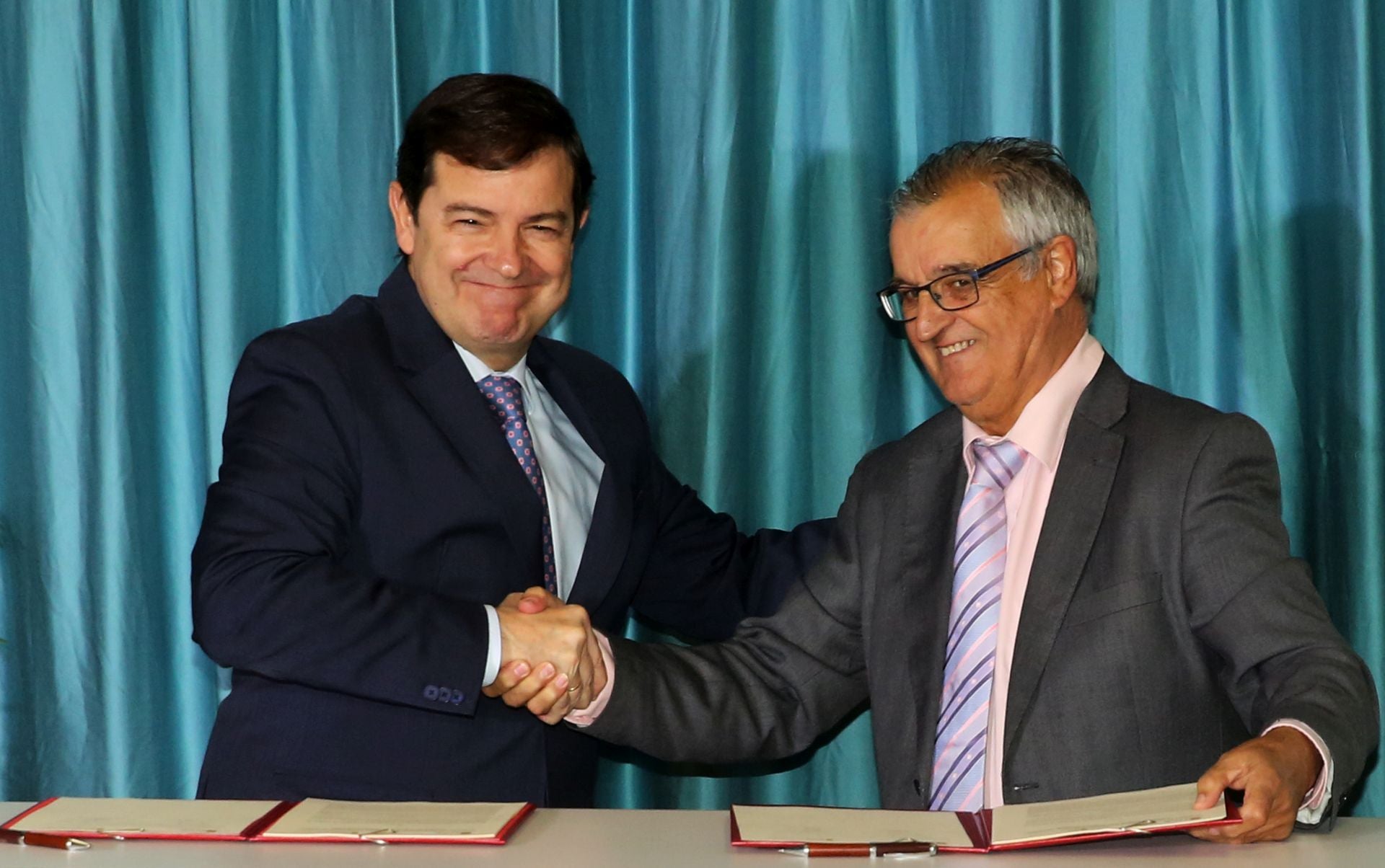 Firma del protocolo entre la Junta de Castilla y León y el Ayuntamiento de Bernuy de Porreros.