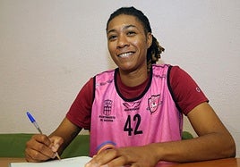 Sasha Williams firma documentación en el pabellón Emperador Teodosio de Segovia.