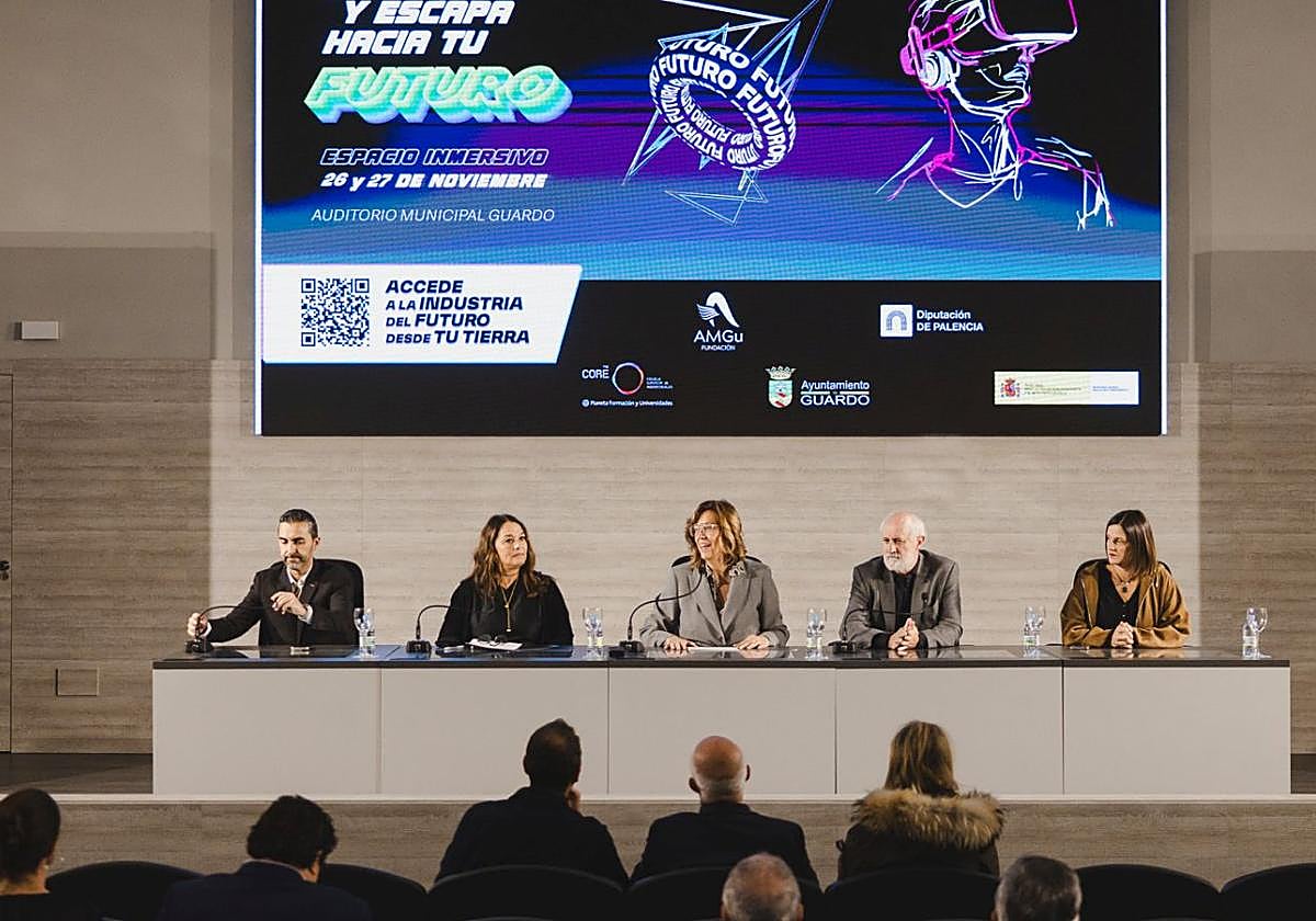Ángeles Armisén, en el centro, preside la presentación del programa.