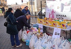 Componentes de la Junta de Semana Santa durante la recogida solidaria