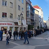 La cola dobla la calle Santiago para enfilar María de Molina.