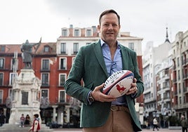 Hansen posa con el ovalado en la Plaza Mayor, con el conde Ansurez a su espalda.