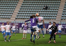 Capi trata de rematar de cabeza en el área del Villaralbo ante la defensa rival, este sábado en la Nueva Balastera