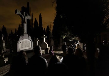 Una ruta guiada recorre a oscuras, entre tumbas y de noche, el cementerio del Carmen de Valladolid