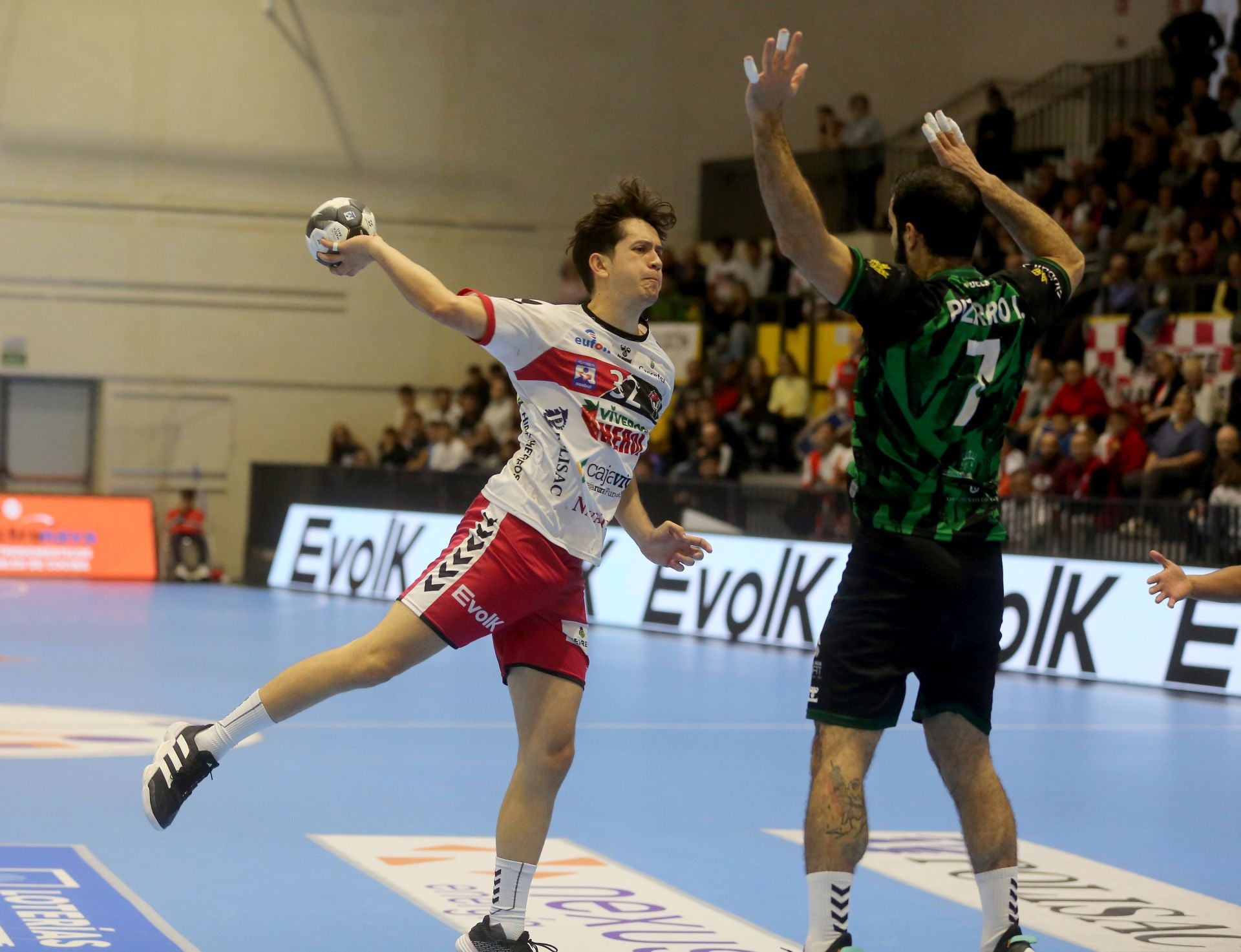 Fotos de la victoria del Balonmano Nava