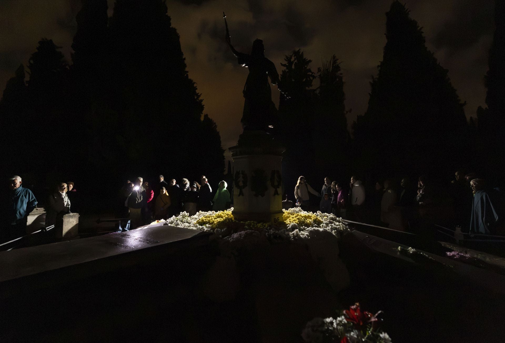 Las imágenes de la ruta guiada en el cementerio de El Carmen
