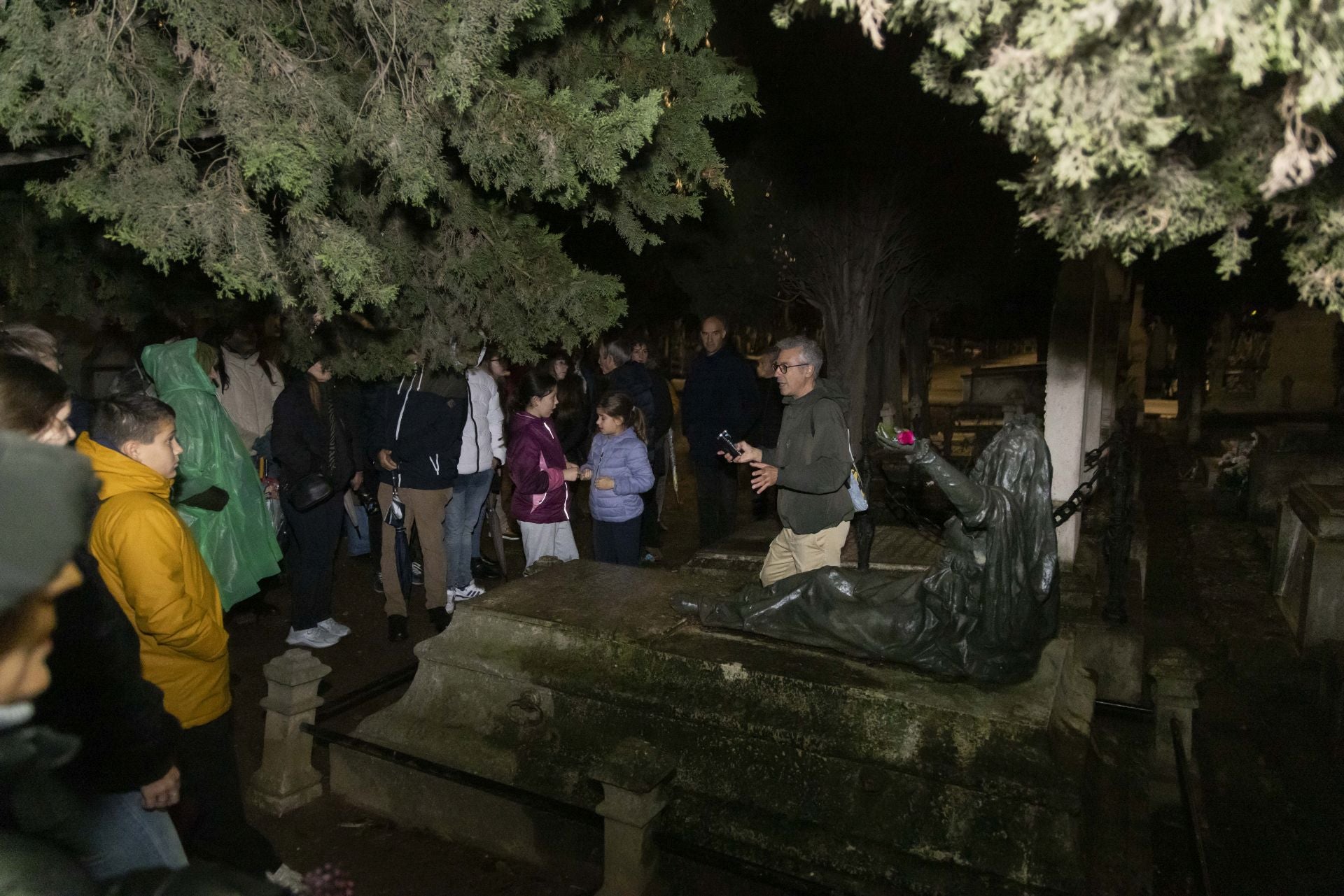 Las imágenes de la ruta guiada en el cementerio de El Carmen
