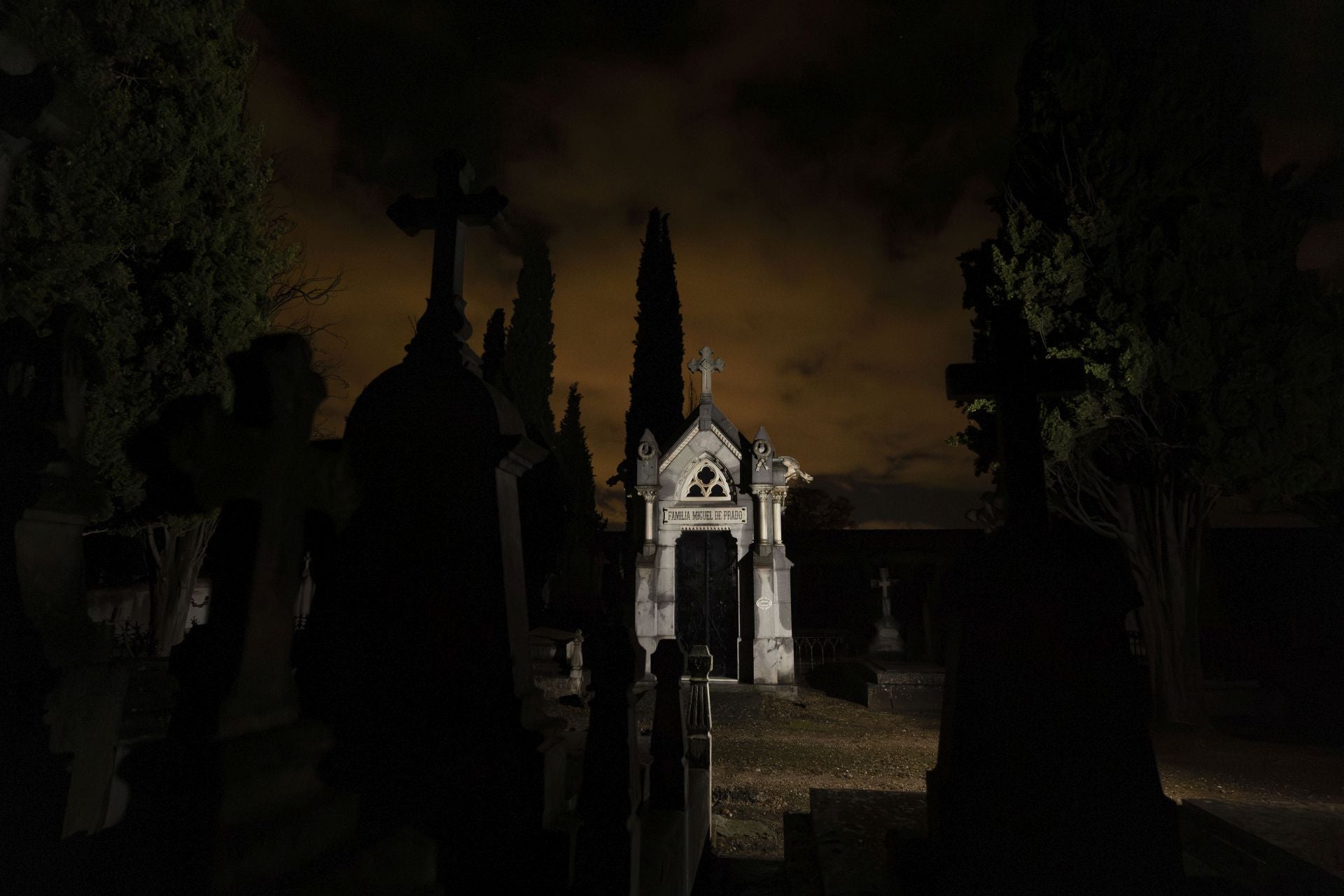 Las imágenes de la ruta guiada en el cementerio de El Carmen