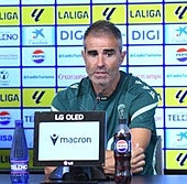 Garitano atiende a los medios de comunicación.