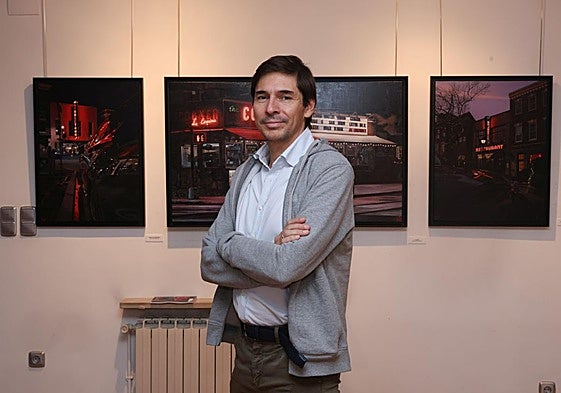 Luis Pérez posa ante algunas de las piezas expuestas.