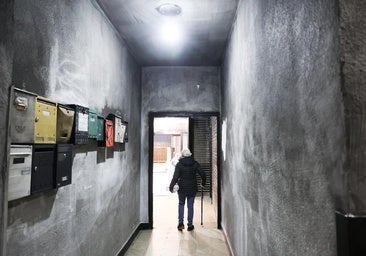 Estado en el que ha quedado el portal tras el segundo incendio.