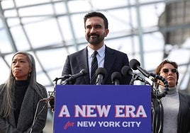 Zohran Mamdani comparece ante la prensa.