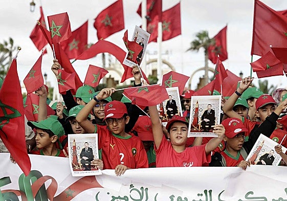 Niños marroquíes celebran el 50 aniversario de la Marcha Verde en El Aaiún.