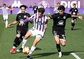 Carvajal trata de superar a dos rivales salmantinos.