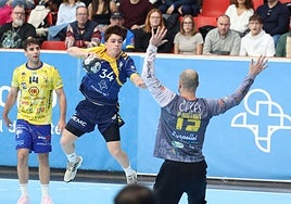 El canterano Hugo Poladura se eleva para lanzar ante Guitart.