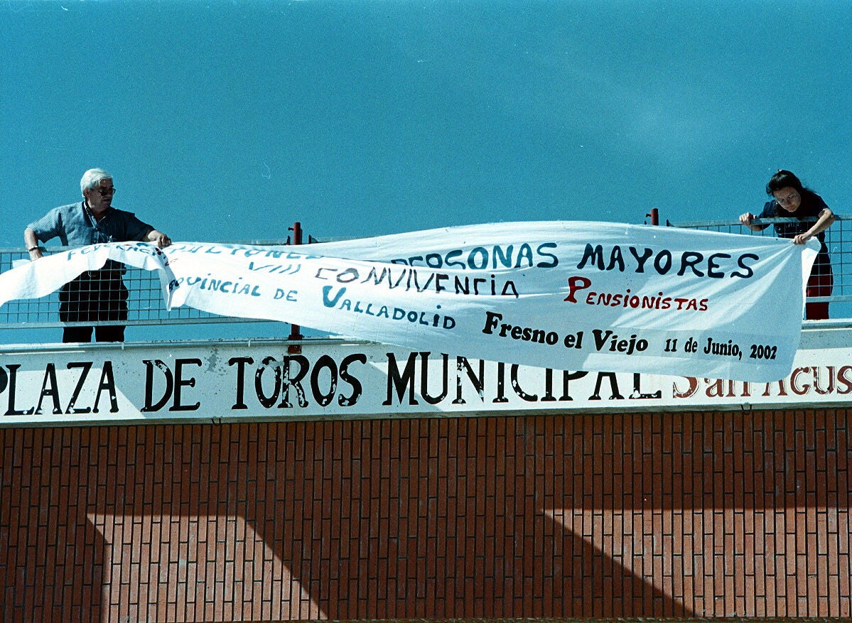 Preparativos para la jornada de convivencia organizada por la Federación Provincial de Jubilados y pensionistas en la localidad. 10 de junio de 2002.