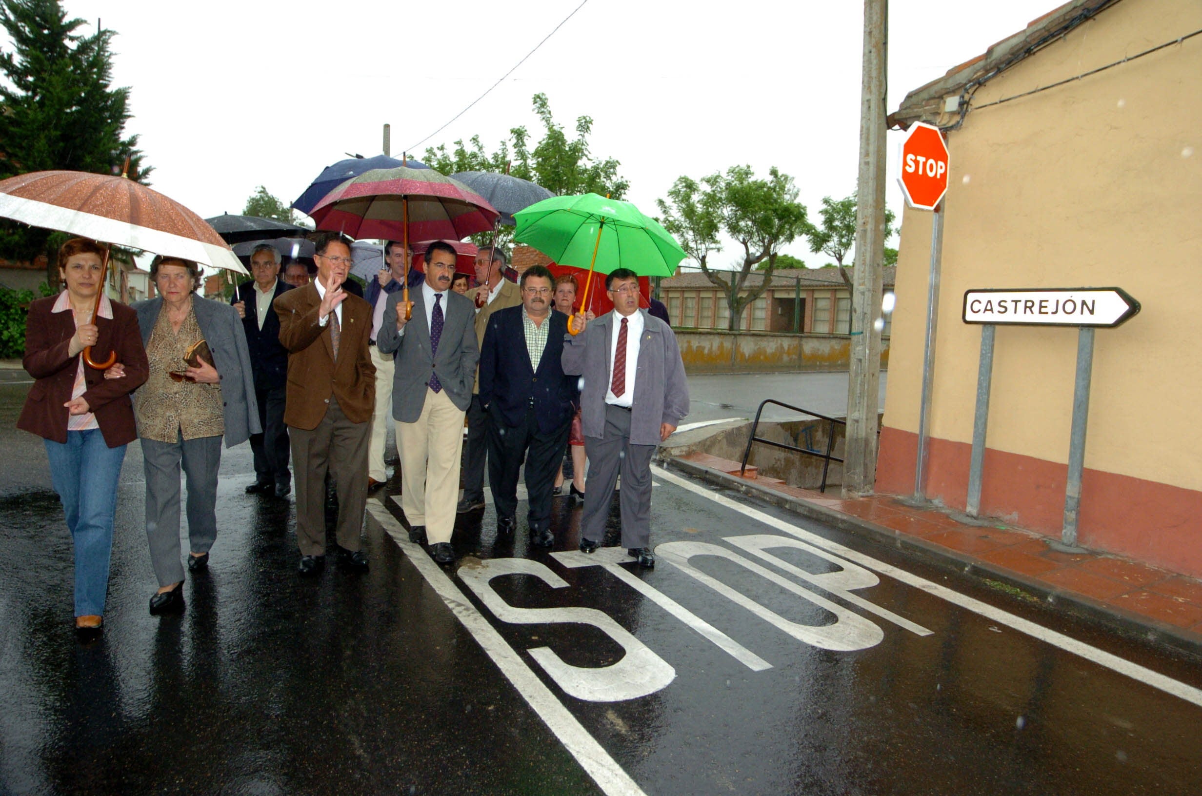 El diputado de Acción Territorial, Alejandro García, supervisa las obras de acondicionamiento de la vía alternativa VP 8.005 entre Fresno el Viejo y Castrejón de Trabancos. 11 de mayo de 2005.