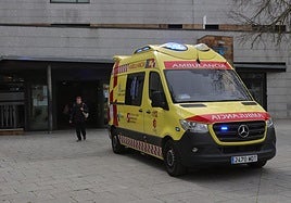 IMagen de archivo de una ambulancia delante de centro de salud de La Puebla.