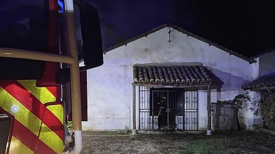 El fuego destroza parte de una vivienda de campo en un pueblo de Zamora