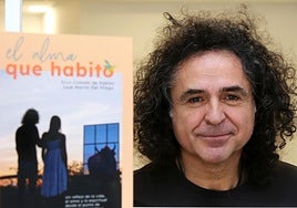 José Martín del Pliego, junto al libro escrito durante los últimos meses con Cruz Collado.