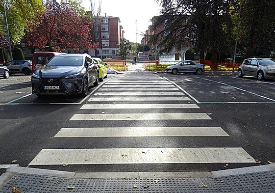 El paso de cebra recién pintado en la plaza del Doctor Quemada.
