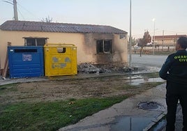 Guardia Civil y Bomberos de Zamora frente a los contenedores quemados.