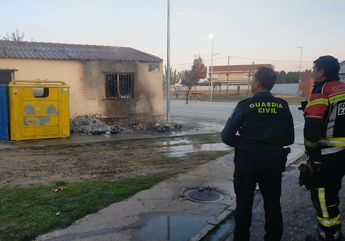 Guardia Civil y Bomberos de Zamora frente a los contenedores quemados.