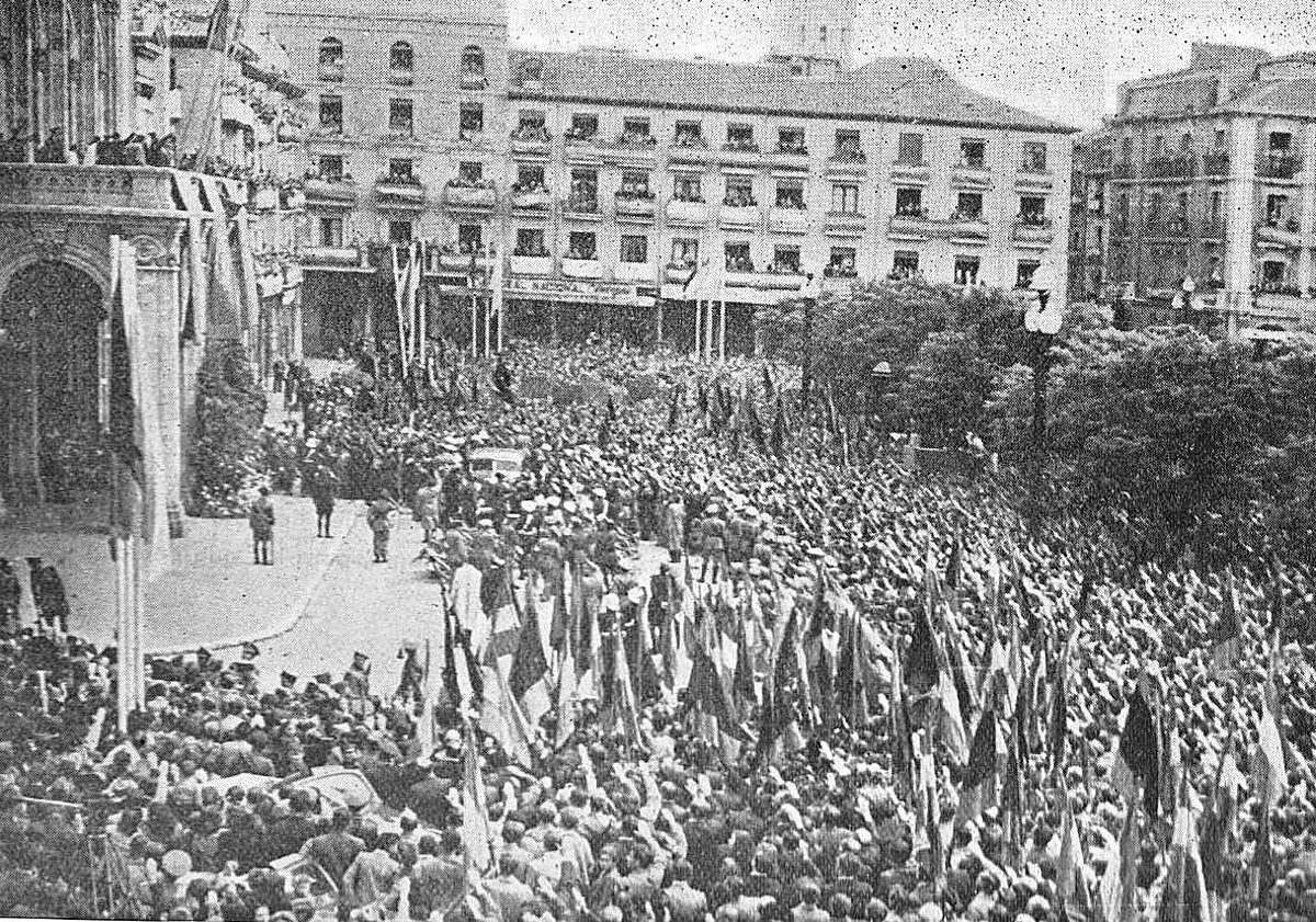 Imagen principal - Arriba, aspecto de la Plaza Mayor ante la arenga de Franco el 20 de mayo de 1945. Abajo, el general visitando Fasa el 28 de octubre de 1959, y dirigiéndose a los vallisoletanos desde el balcón del Ayuntamiento el 18 de octubre de 1969.